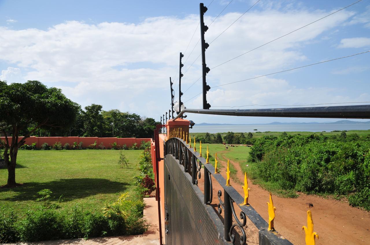 Victoria Lake View Guesthouse & Safaris Entebbe Buitenkant foto