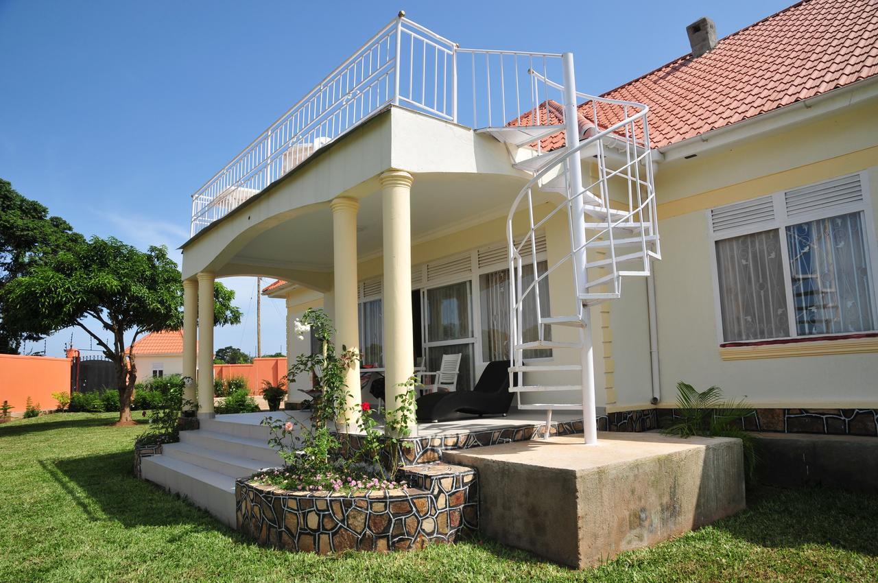 Victoria Lake View Guesthouse & Safaris Entebbe Buitenkant foto