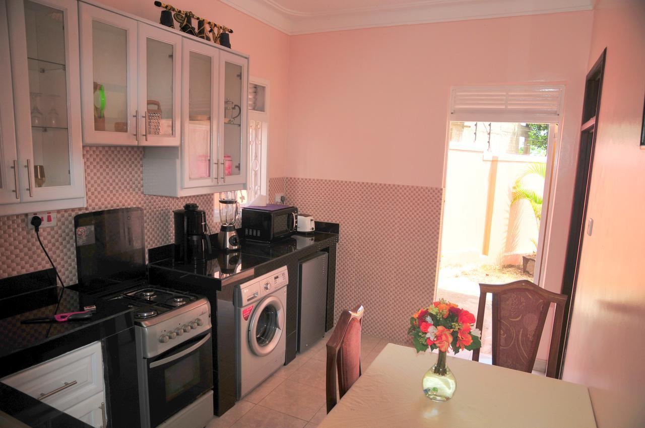 Victoria Lake View Guesthouse & Safaris Entebbe Buitenkant foto