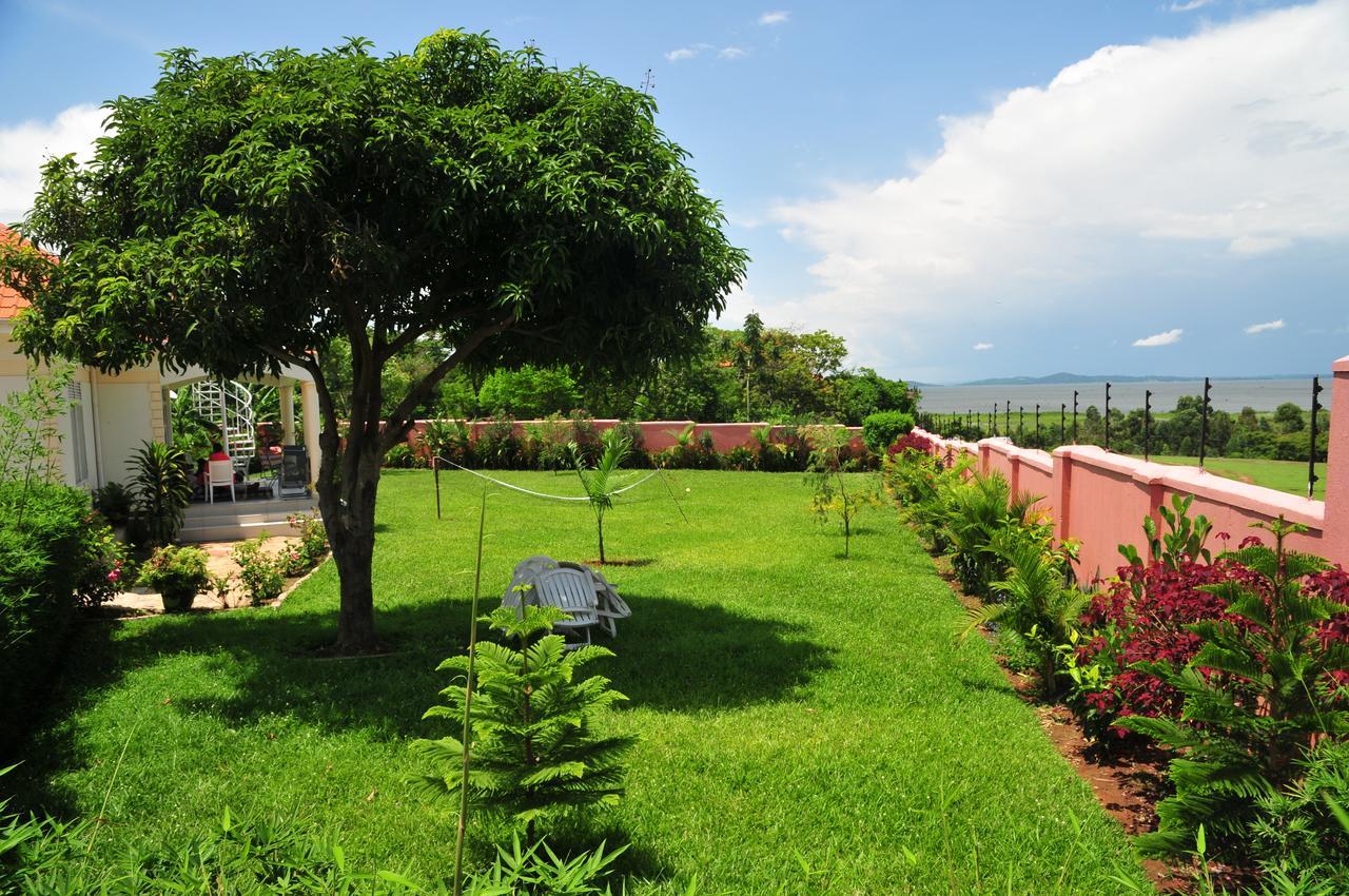 Victoria Lake View Guesthouse & Safaris Entebbe Buitenkant foto