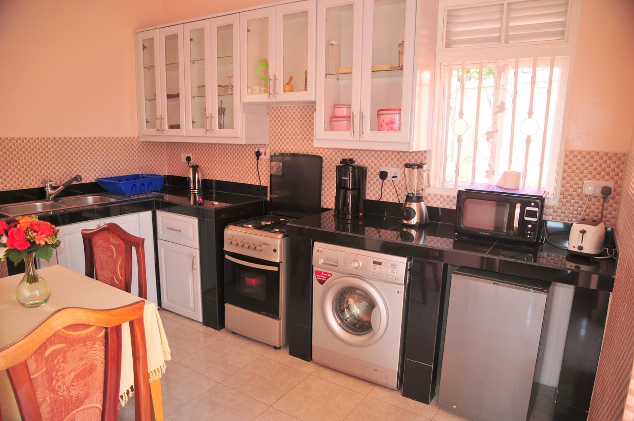 Victoria Lake View Guesthouse & Safaris Entebbe Buitenkant foto