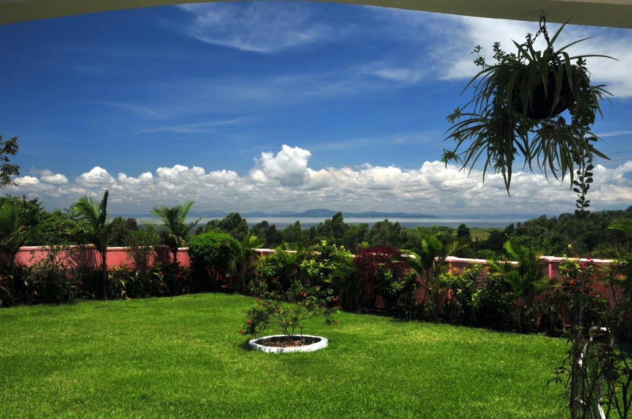 Victoria Lake View Guesthouse & Safaris Entebbe Buitenkant foto